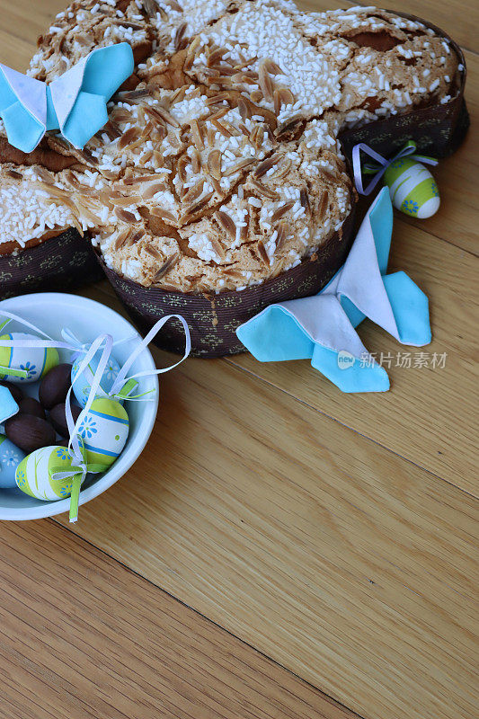 甜美的复活节蛋糕被称为Colomba Pasquale在木桌上与蝴蝶装饰和巧克力蛋